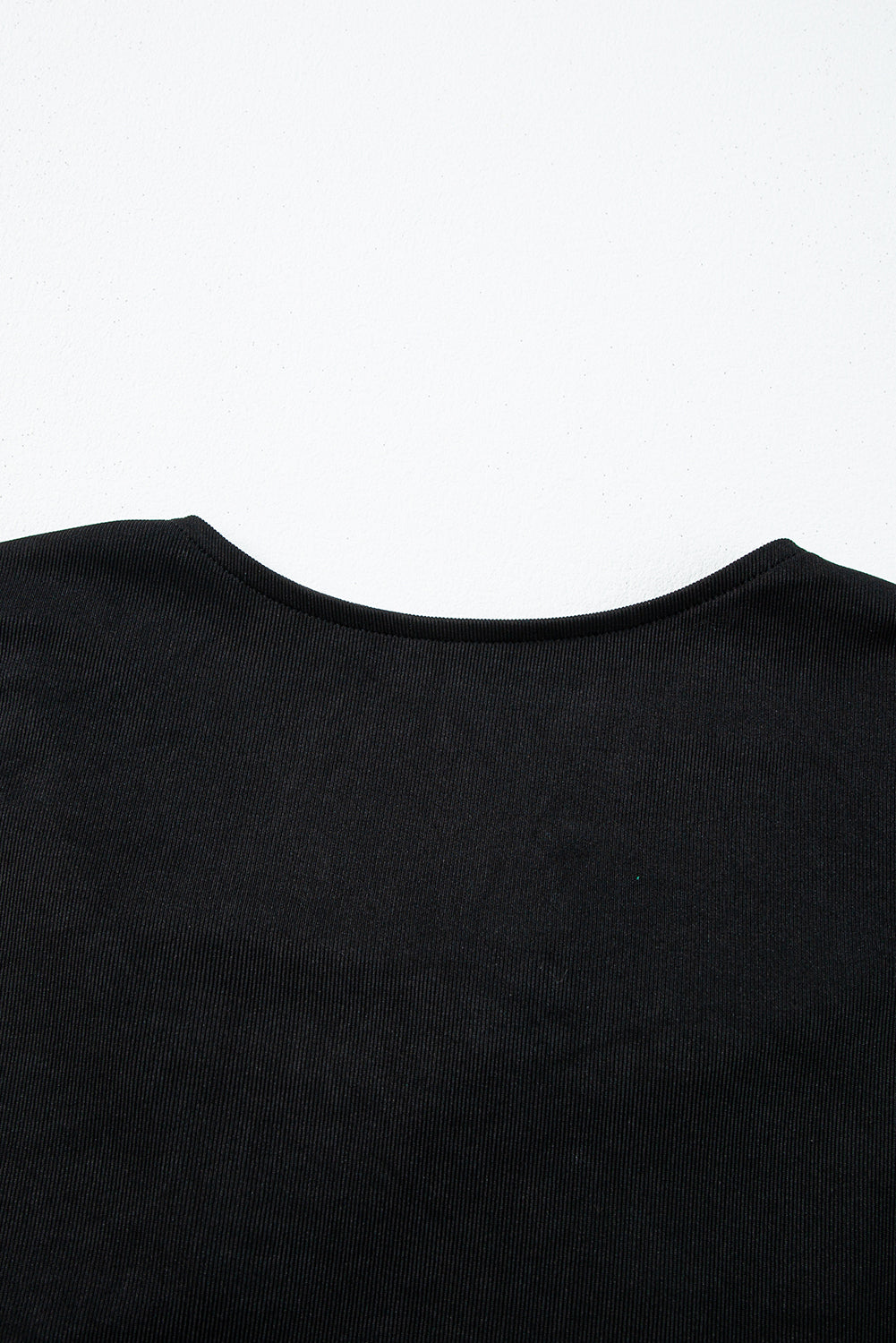 Schwarzes T-Shirt mit Wasserfallausschnitt und Fledermausärmeln