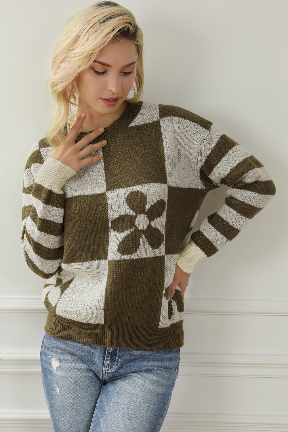 Grün karierter Pullover mit Blumenmuster und gestreiften Ärmeln