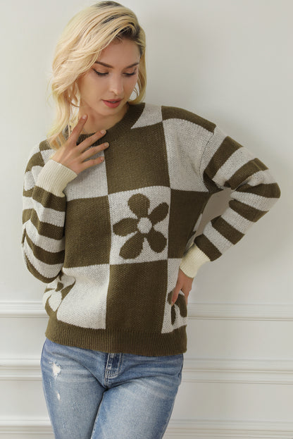 Grün karierter Pullover mit Blumenmuster und gestreiften Ärmeln