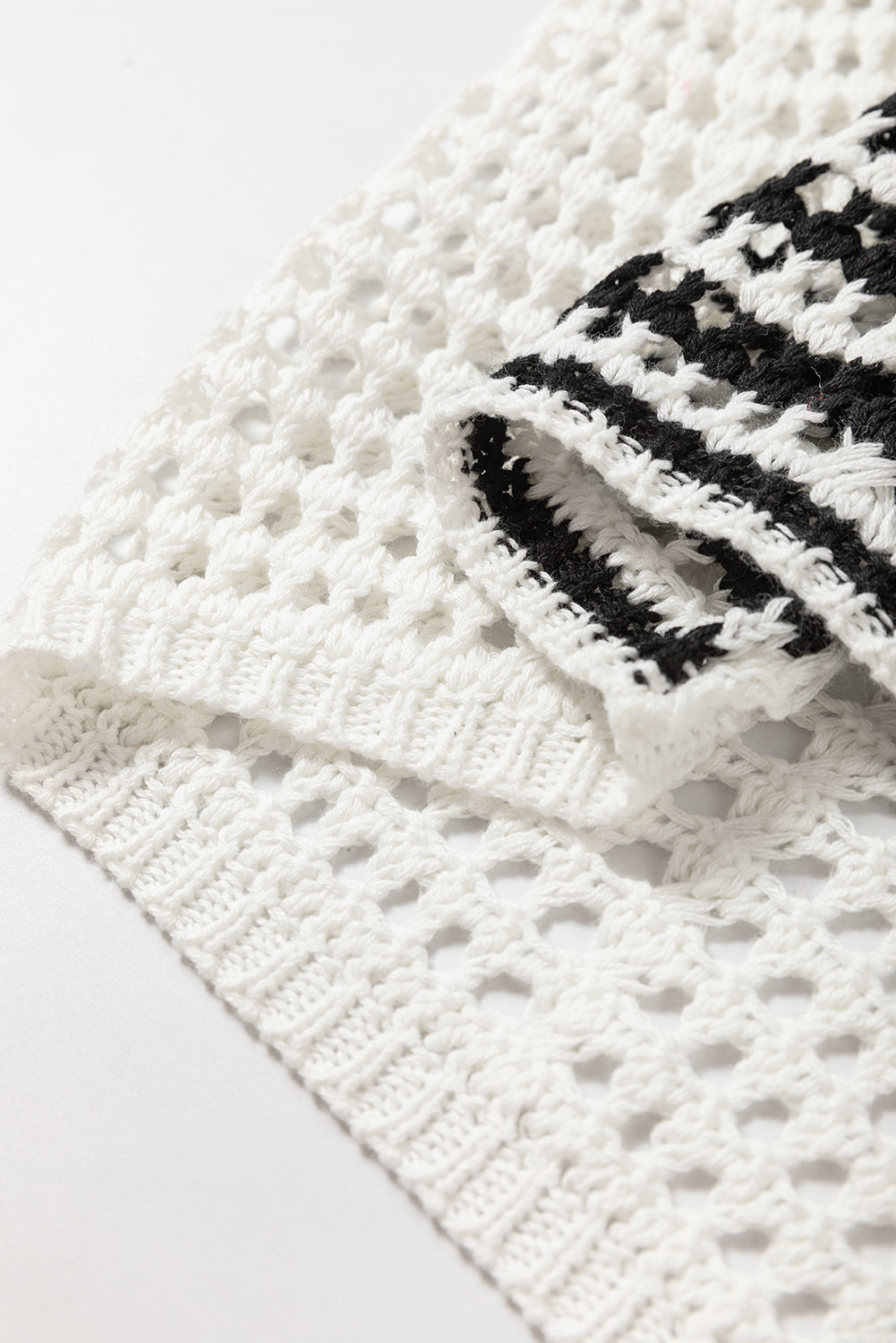 Weißer gestreifter Pullover mit durchbrochenem Strickmuster und Puffärmeln