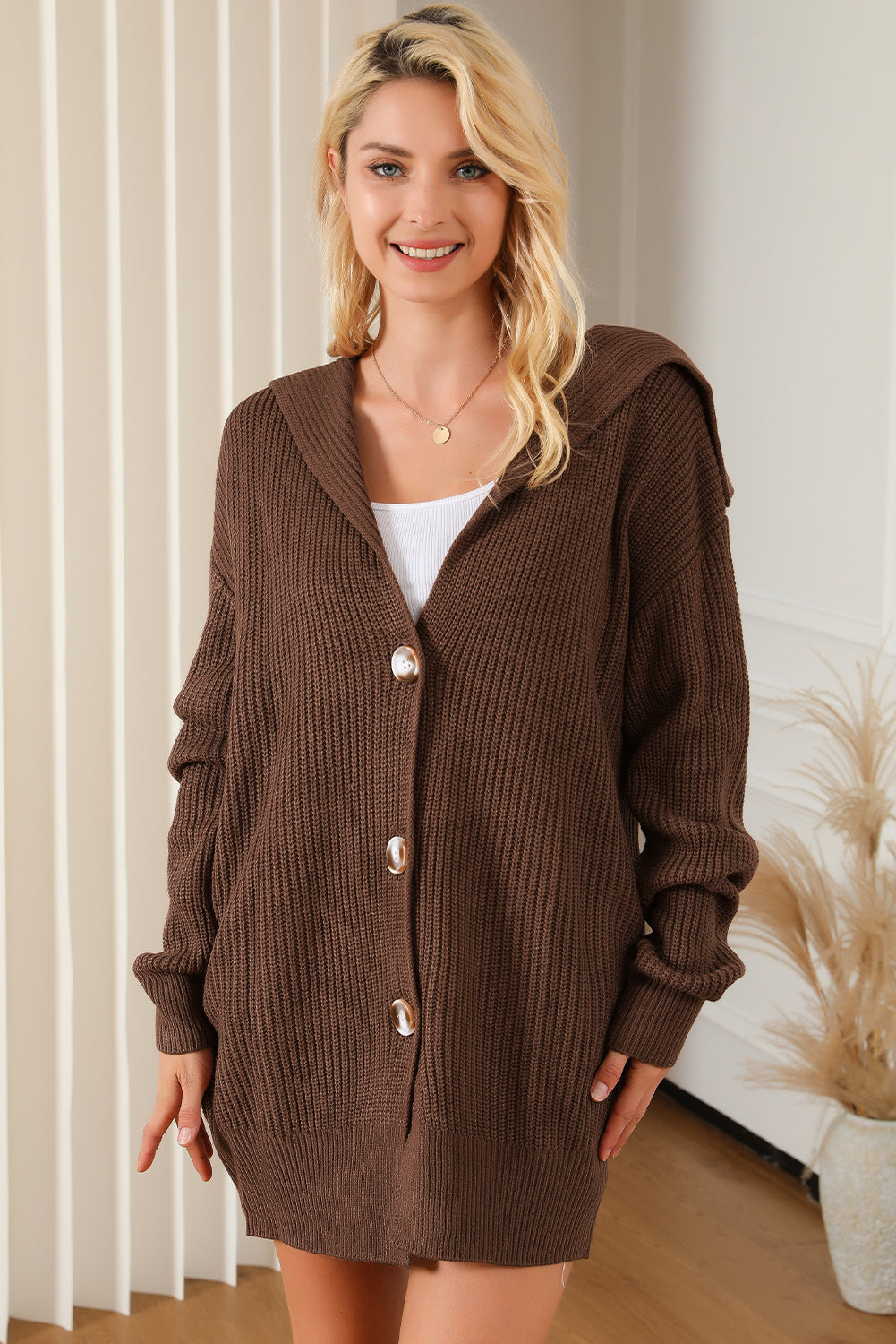 Braune Strickjacke mit grobem Strick und Reverskragen zum Knöpfen