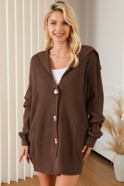 Braune Strickjacke mit grobem Strick und Reverskragen zum Knöpfen