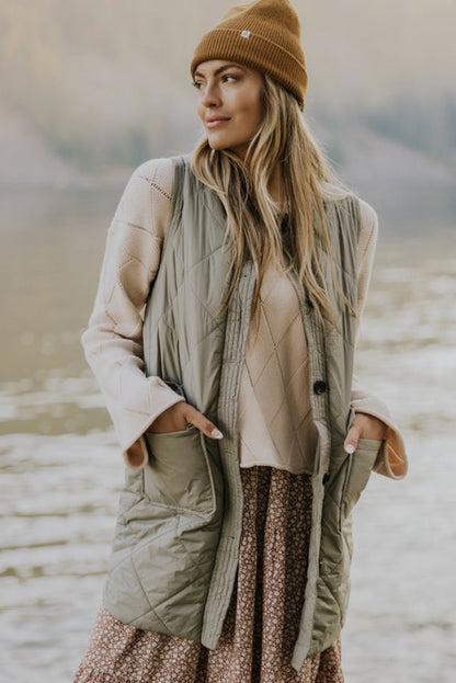 Grasgrüne, gesteppte, lange Weste mit Taschen