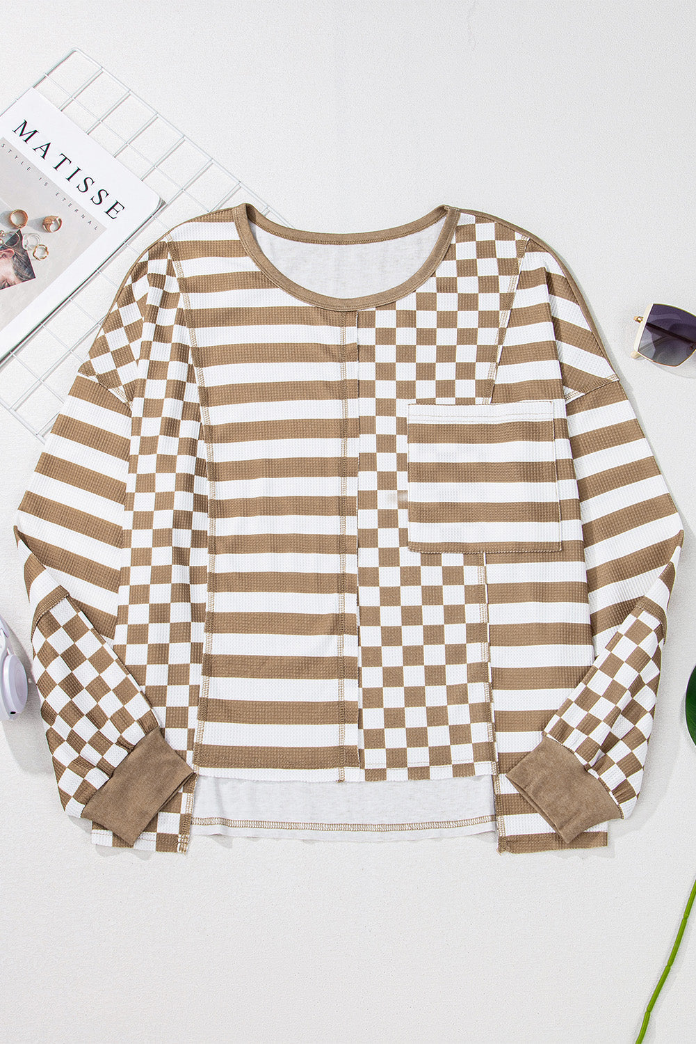 Khakifarbene Bluse mit Schachbrettmuster und Patchwork-Laternenärmeln und Taschen