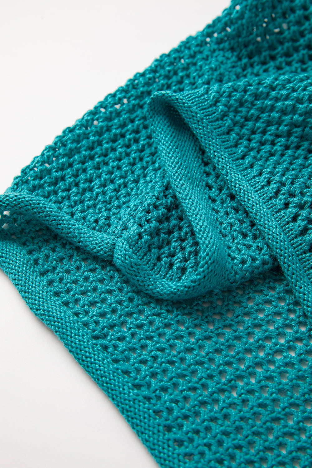 Seegrüner Strickpullover mit großer Blume und tief angesetzten Schultern