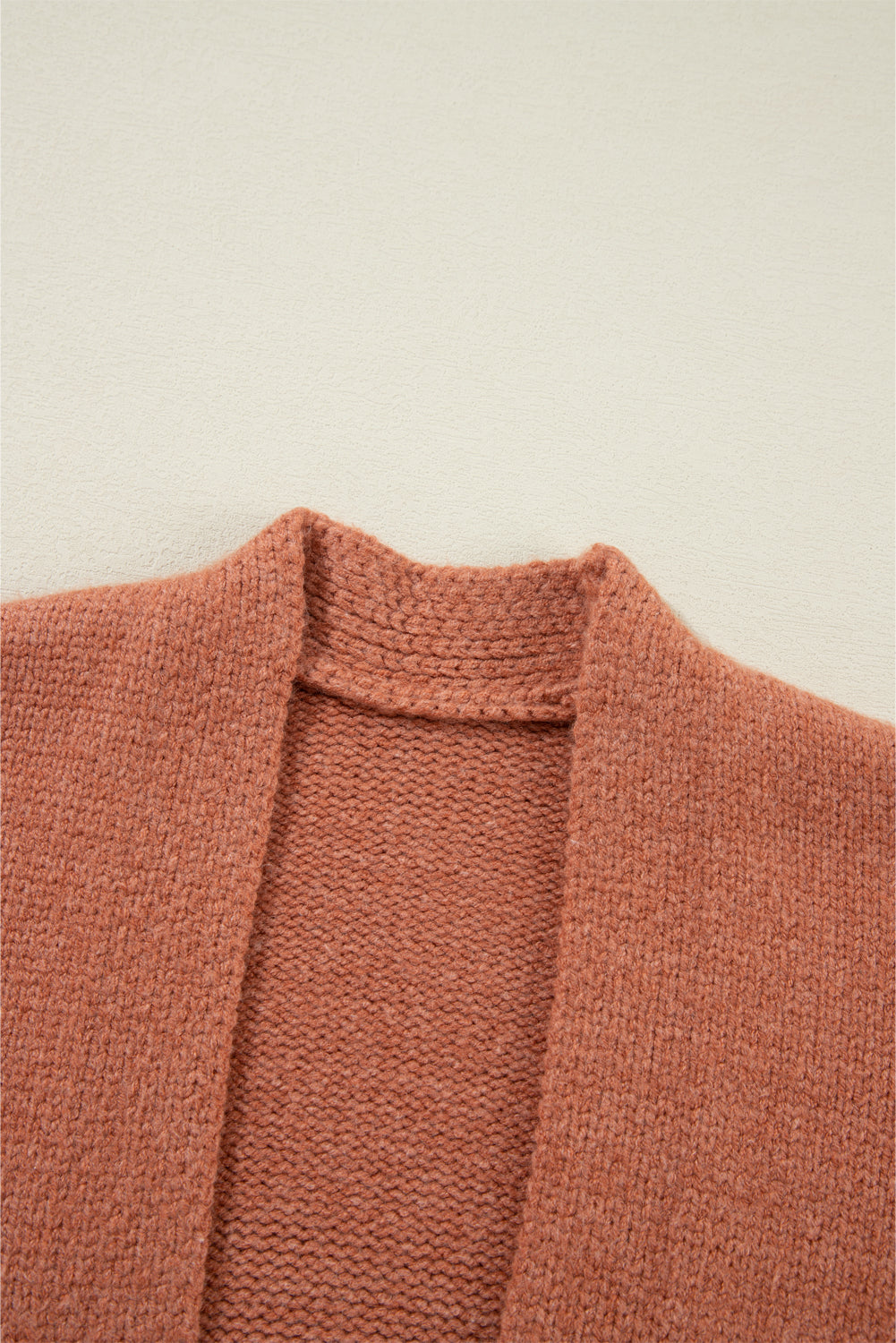 Kurzer Cardigan mit überschnittenen Schultern und offener Vorderseite in Hellbeige