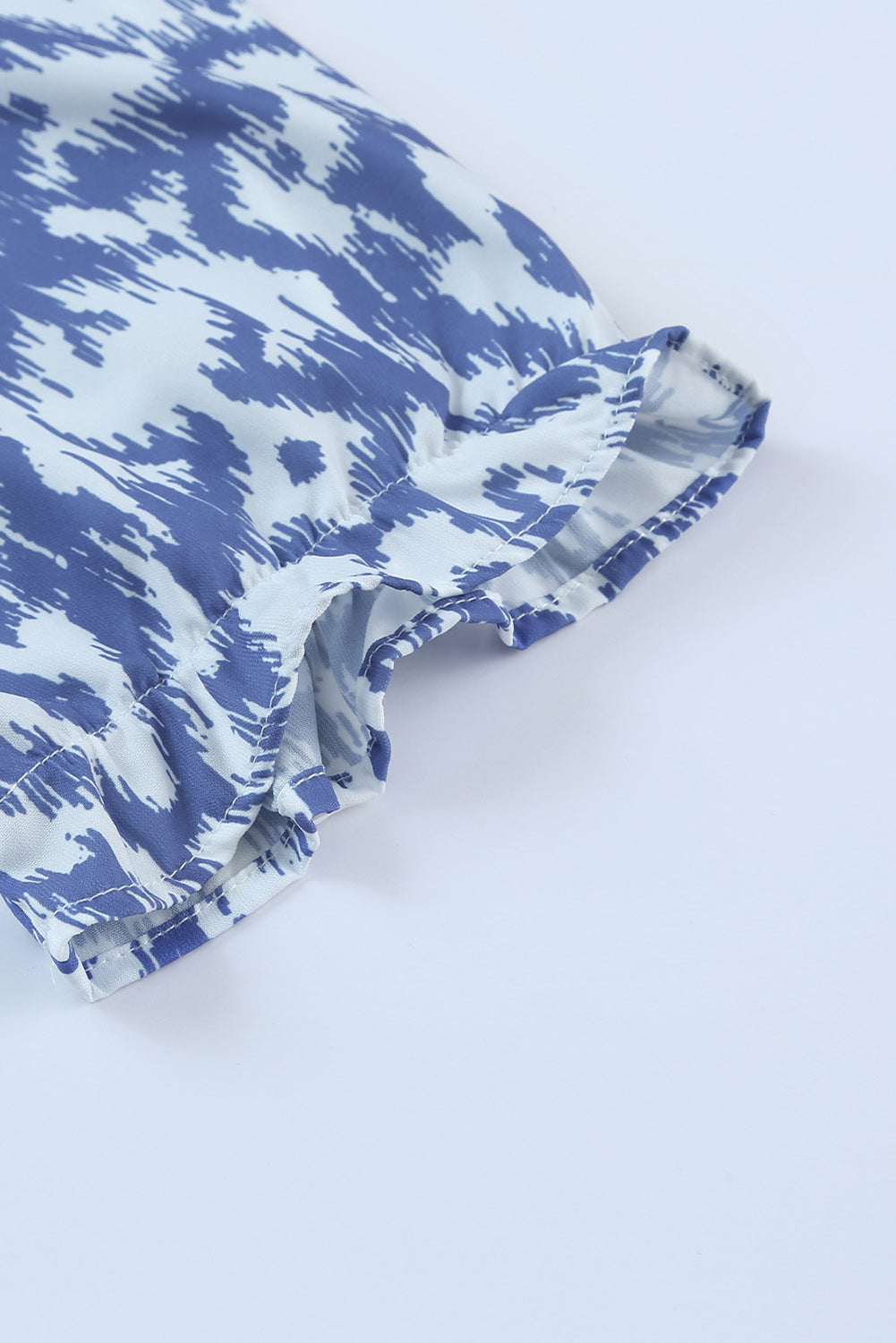 Himmelblaues lässiges Maxikleid mit geometrischem Print und V-Ausschnitt