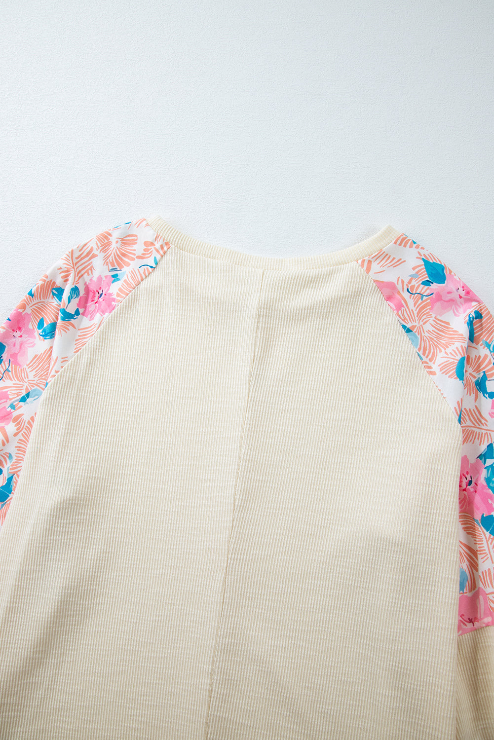 Apricot – Geripptes Oberteil mit Blumen-Patchwork und Puffärmeln in Übergröße