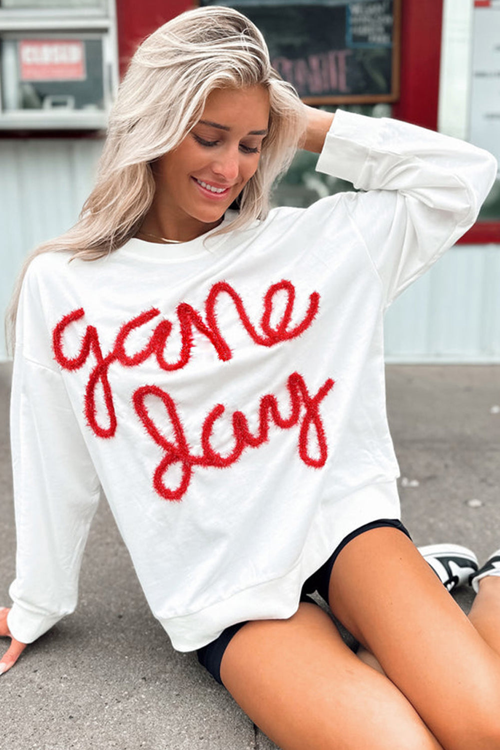 Weißes Lametta-Sweatshirt mit Game Day-Grafik und überschnittener Schulter