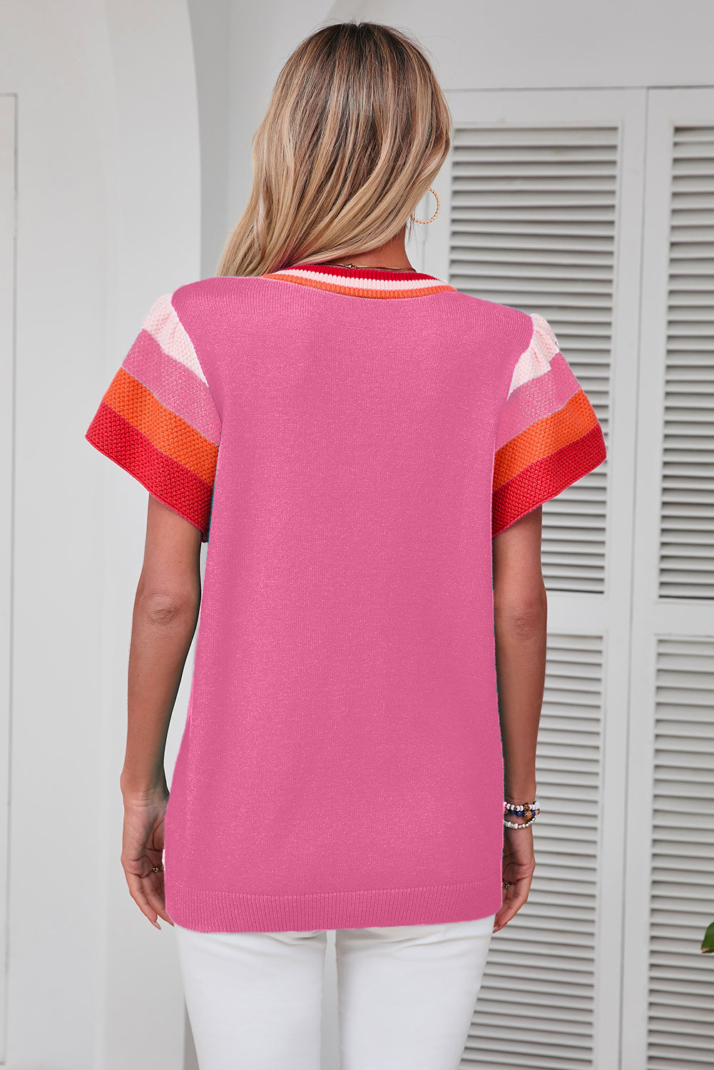 Hellrosa Strickpullover-T-Shirt mit kontrastierenden Flatterärmeln