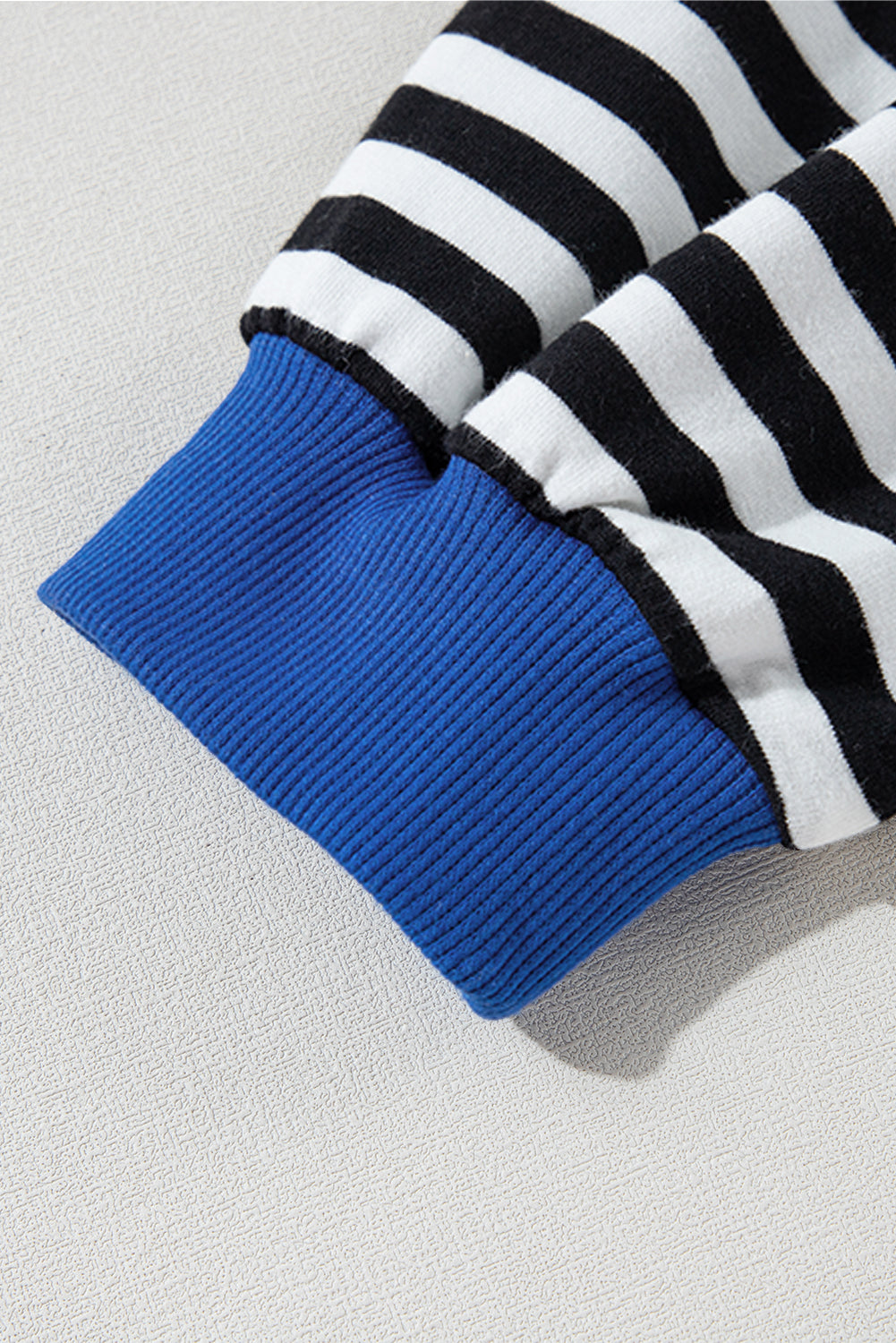 Oversize-Pullover mit Kontrastbesatz und schwarzen Streifen