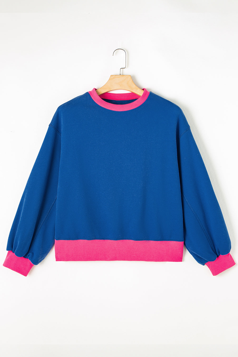 Blaues Sweatshirt mit Farbblock-Muster und Puffärmeln