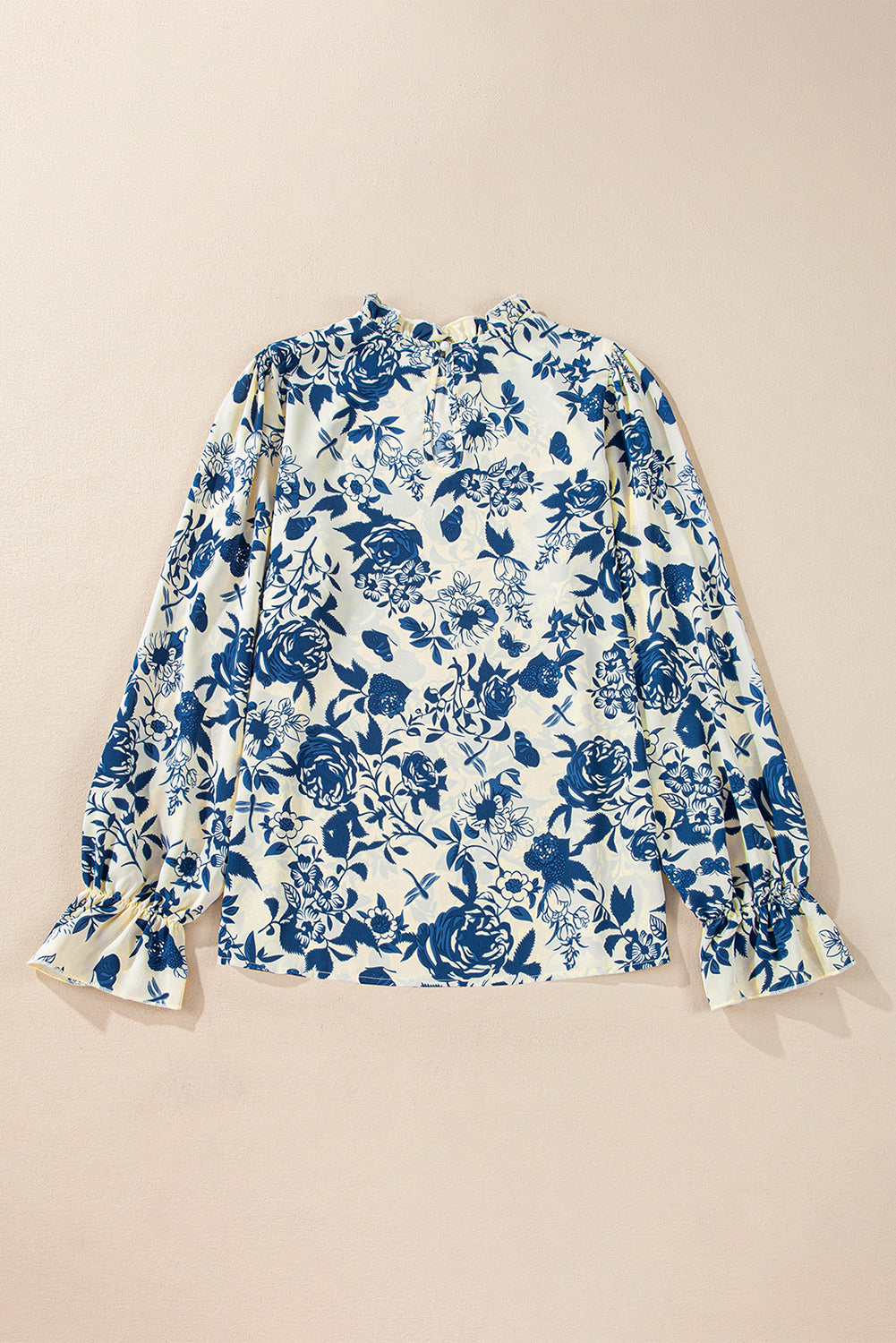 Himmelblaue Bluse mit Blumenmuster, Volantärmeln und Schlüsselloch hinten