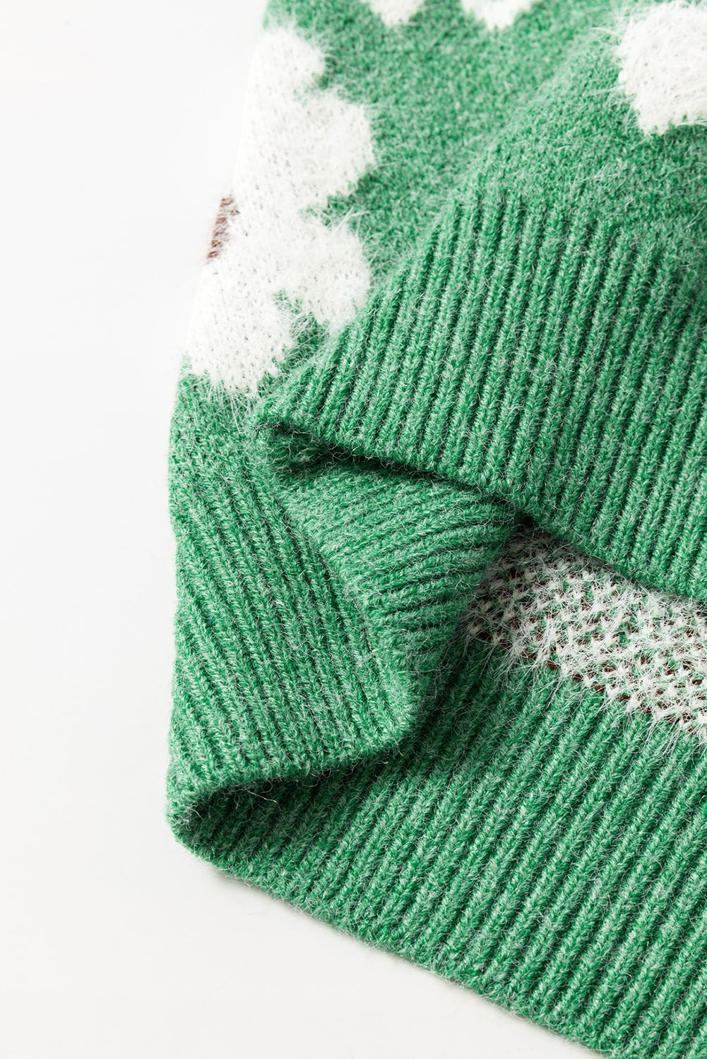 Grüner Pullover mit Blumenmuster und halblangem Reißverschluss sowie überschnittenen Schultern