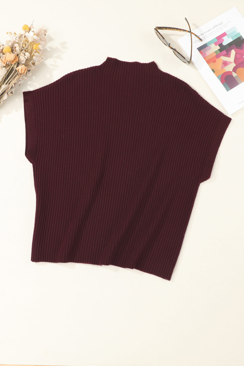 Mineralroter, gerippter Strickpullover mit aufgesetzten Taschen und kurzen Ärmeln