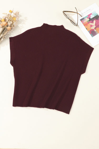 Mineralroter, gerippter Strickpullover mit aufgesetzten Taschen und kurzen Ärmeln