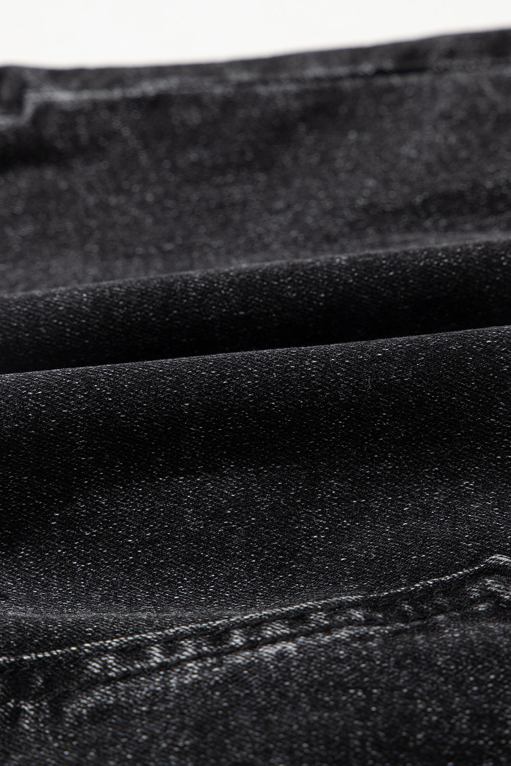 Carbongrauer, zerrissener Minirock aus Mineralwasch-Denim mit offenem Saum