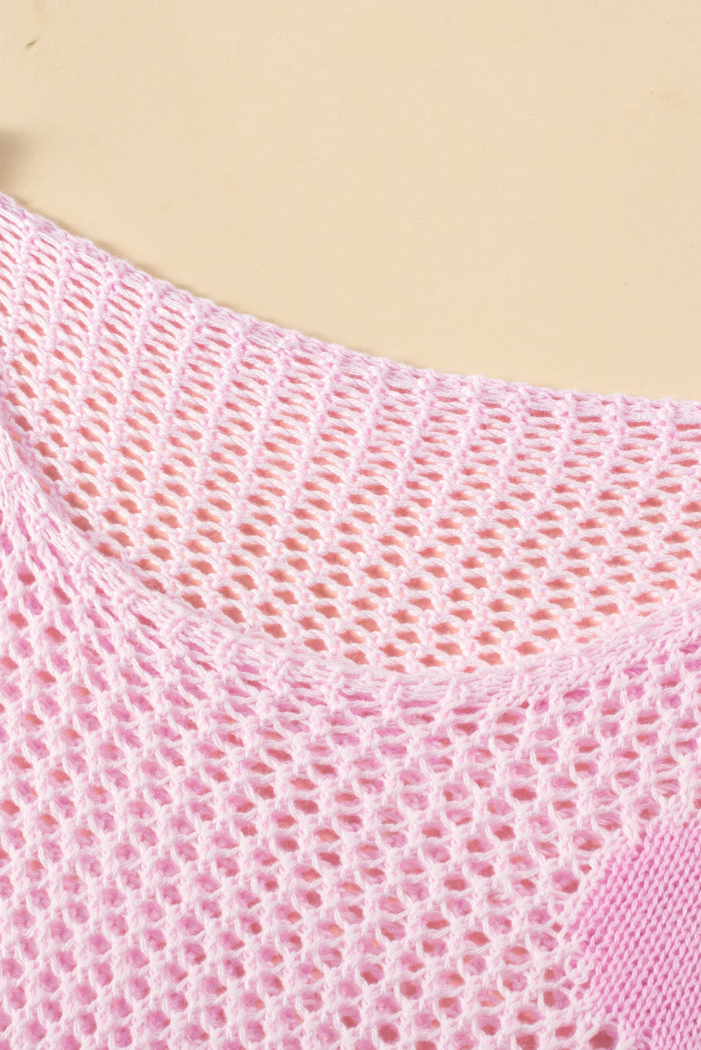 Hellrosa Strickpullover mit großer Blume und tief angesetzter Schulterpartie