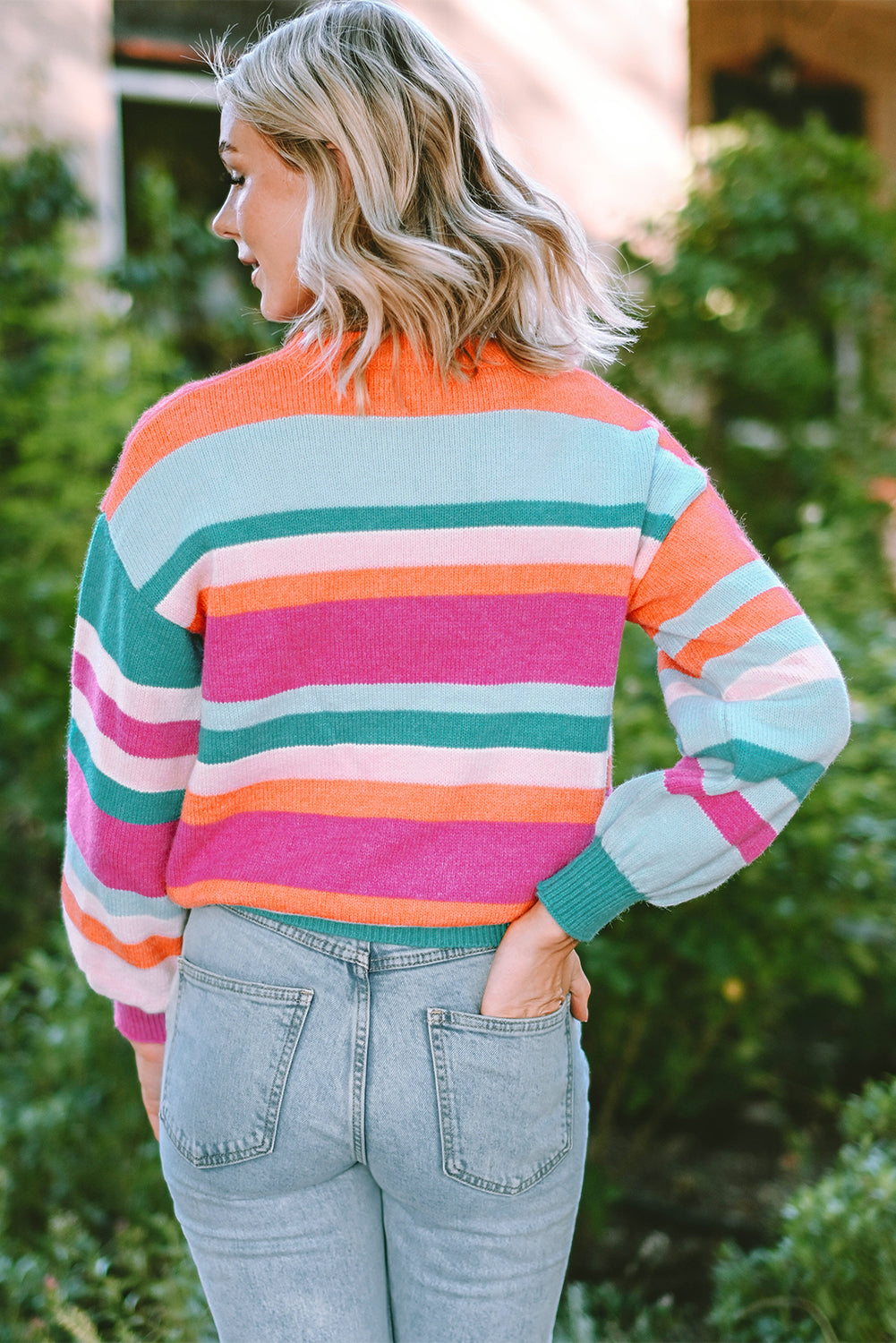 Mehrfarbig gestreifter Strickpullover mit tief angesetzten Schultern und Puffärmeln