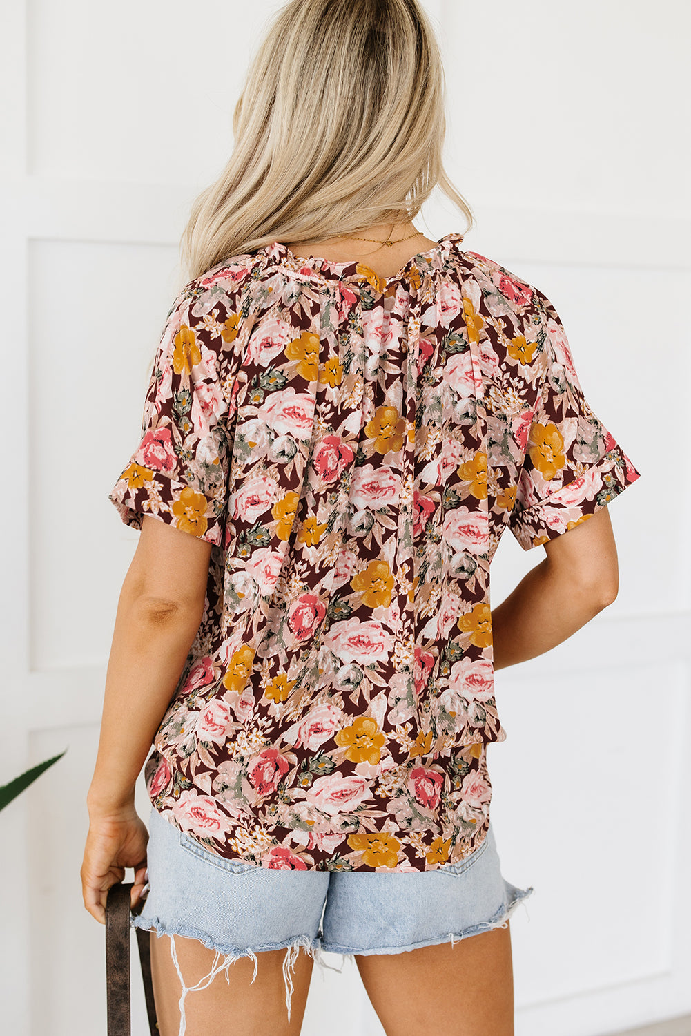 Rosa Bluse mit Blumenmuster und Ballonsaum und Schlitz am Ausschnitt