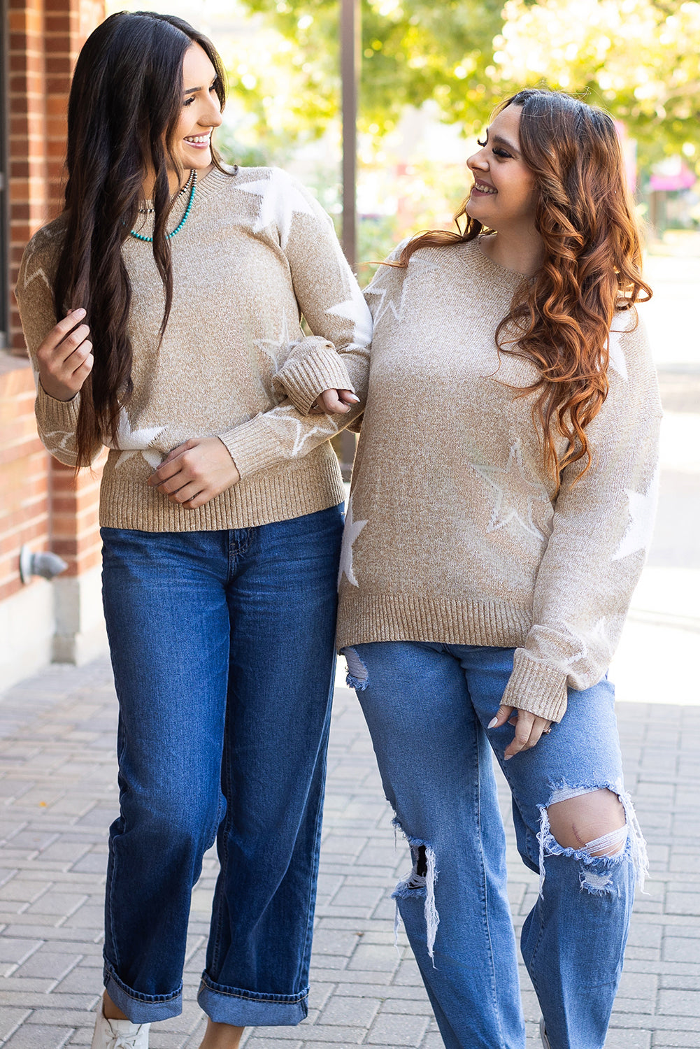 Khakifarbener Pullover mit überschnittener Schulter und Sternmuster