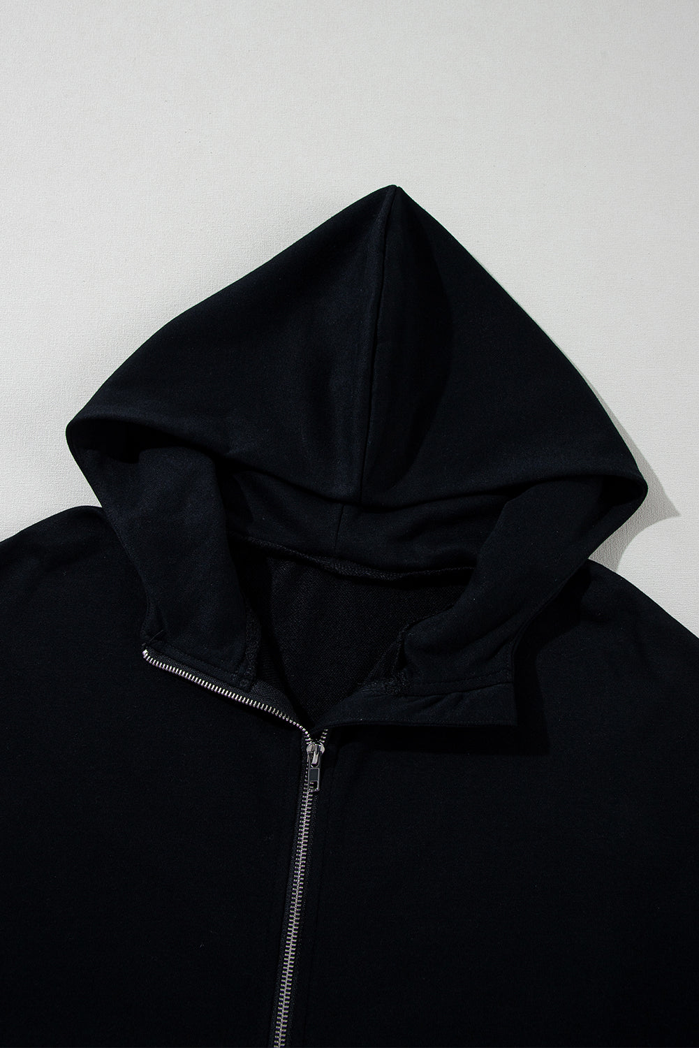 Schwarzer, kurzärmliger Hoodie mit halbem Reißverschluss und Kängurutasche