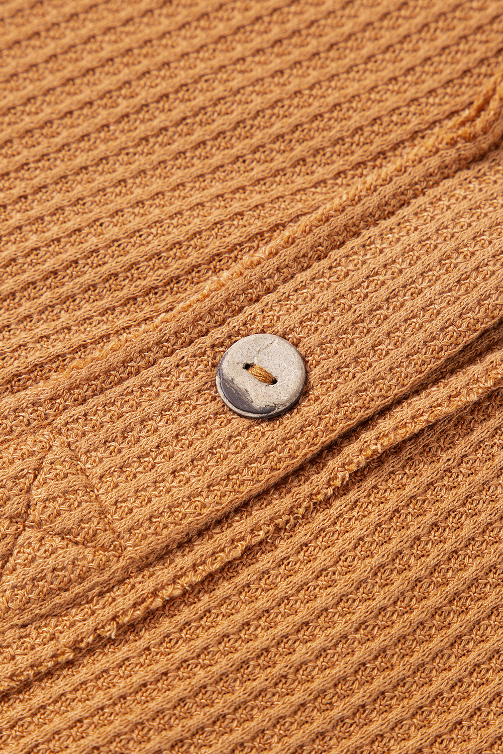 Orangefarbenes Henley-Oberteil aus Waffelstrick mit kontrastierenden Flicken und sichtbaren Nähten