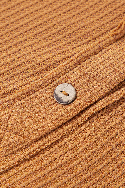 Orangefarbenes Henley-Oberteil aus Waffelstrick mit kontrastierenden Flicken und sichtbaren Nähten