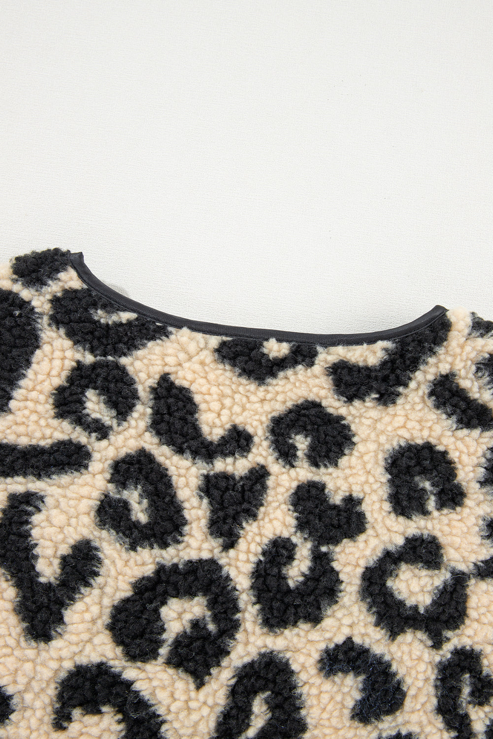 Schwarzer Sherpa-Westenmantel mit Leopardenmuster
