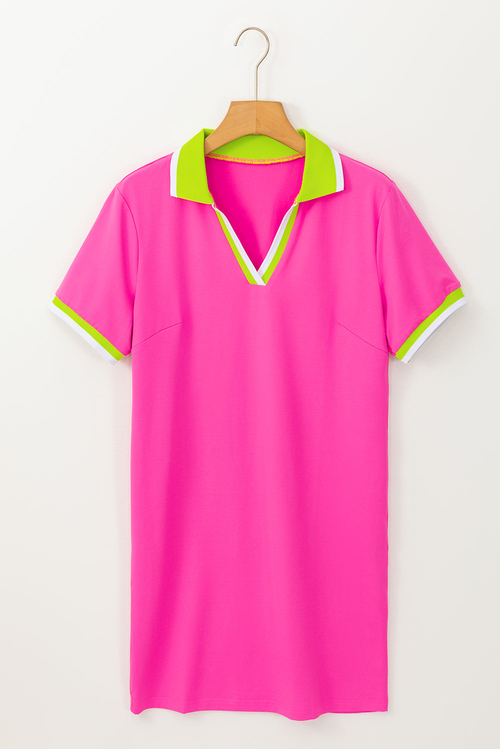 Rosarotes T-Shirt-Kleid mit V-Ausschnitt und Kontrastbesatz