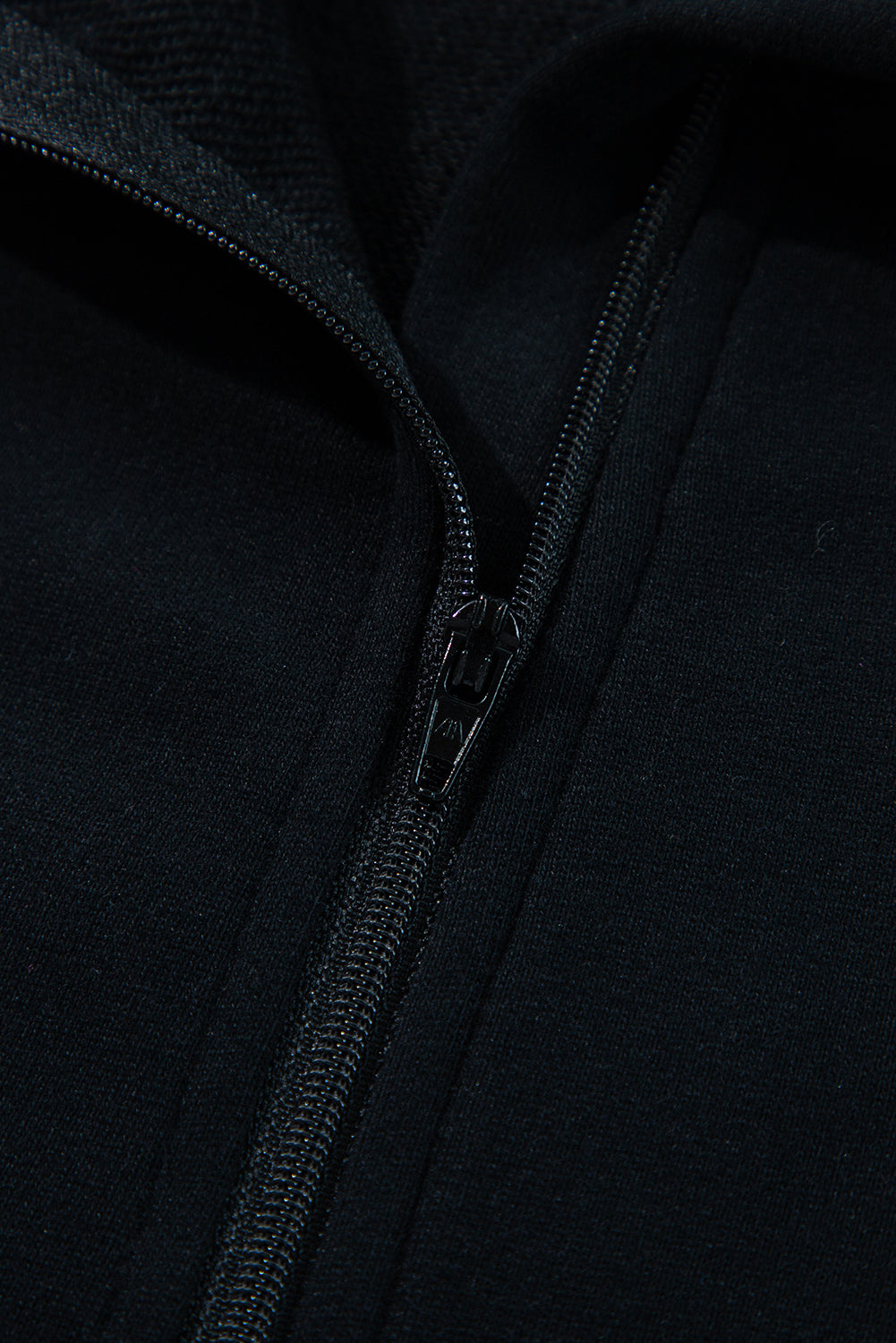 Schwarzes Sweatshirt mit Viertelreißverschluss, Stehkragen und Kängurutasche