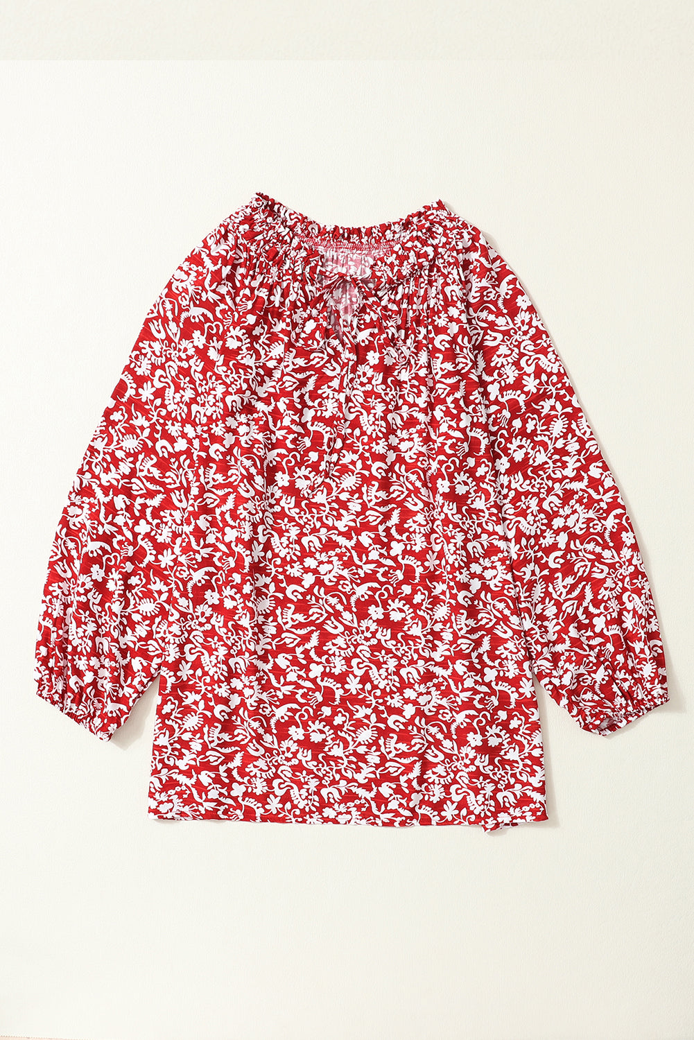 Burgunderrote Bluse mit Blumenmuster und gesmoktem Kragen und Schleife