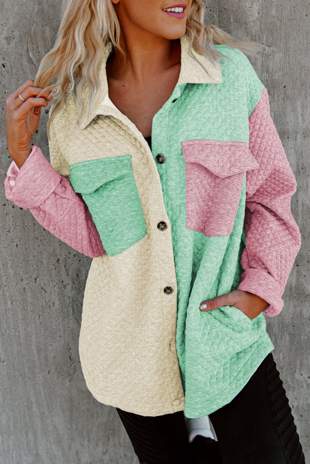 Grüne Steppjacke mit Patchwork-Patchwork-Klappentasche und Farbblock