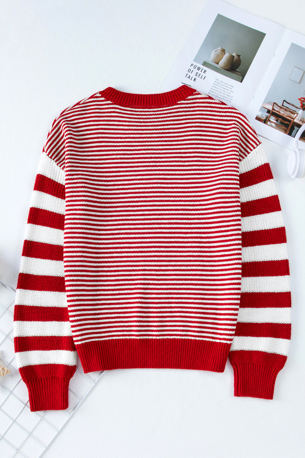 Rot gestreifter Pullover mit geometrisch strukturierter, überschnittener Schulter