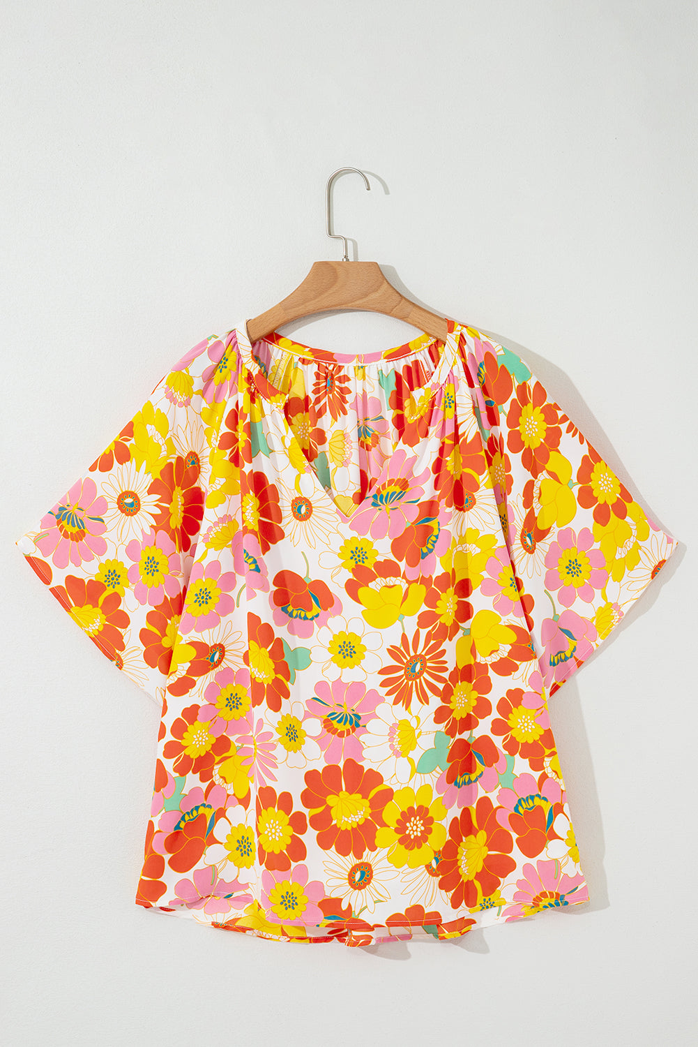 Orangefarbene Bluse mit V-Ausschnitt und halblangen Ärmeln und abstraktem Print