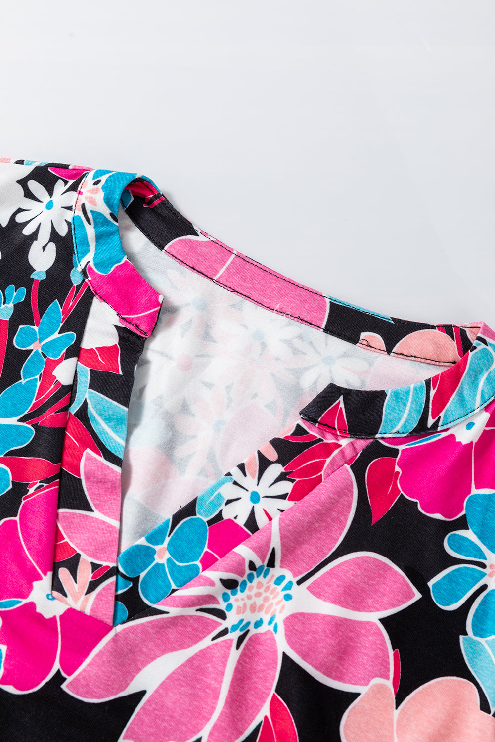 Rosa Bluse mit V-Ausschnitt und Rolllaschenärmeln und Blumenmuster