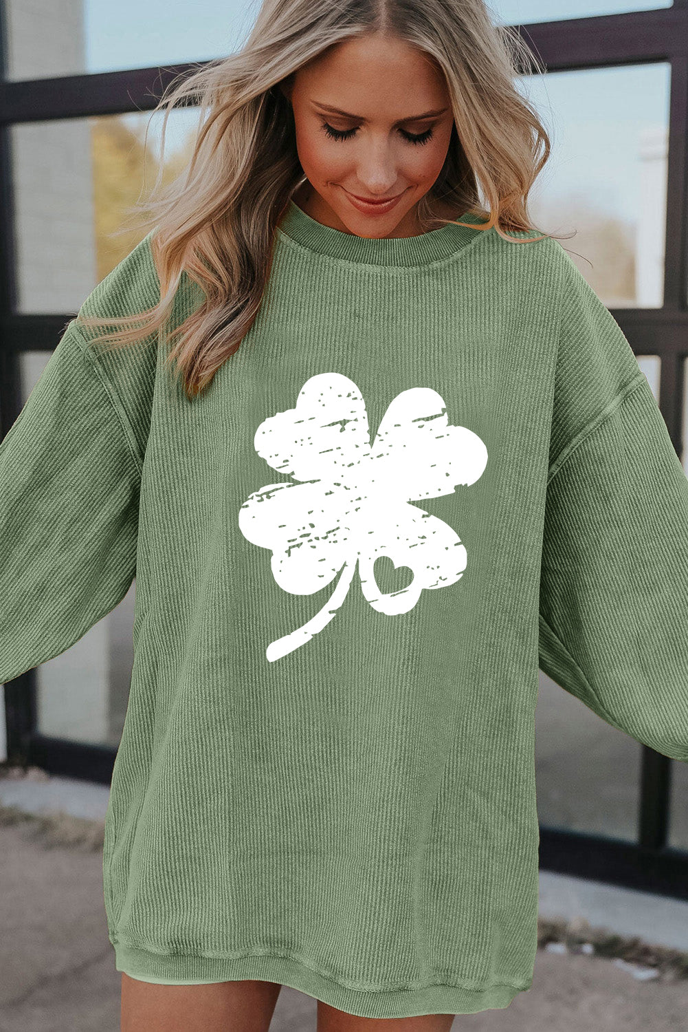 Grasgrünes Sweatshirt mit Kleeblatt-Print und St. Patricks-Motiv