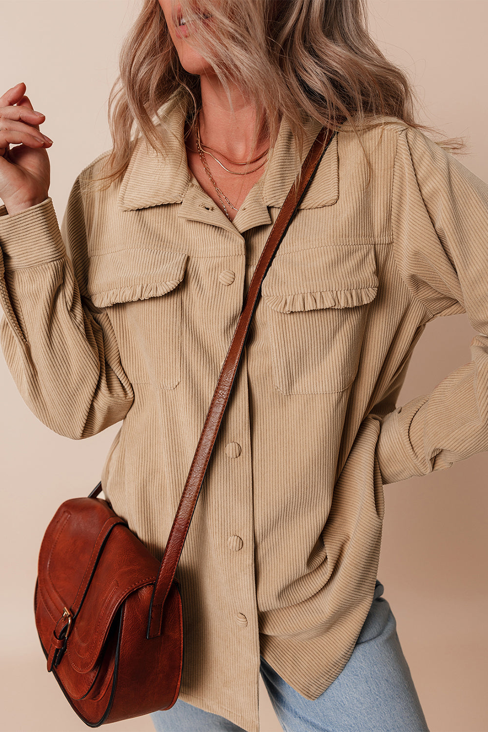 Helles französisches Beige, einfarbige Cord-Shacket mit Rüschen, Klapptasche und Knopfleiste