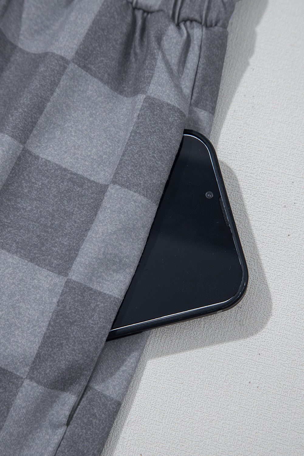 Grau kariertes T-Shirt mit V-Ausschnitt und Shorts mit Kordelzug