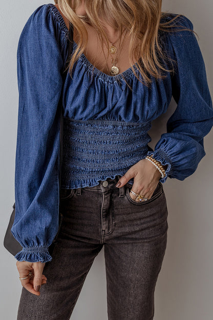 Dunkelblaue Jeansbluse mit gesmokten Rüschen und Puffärmeln sowie V-Ausschnitt