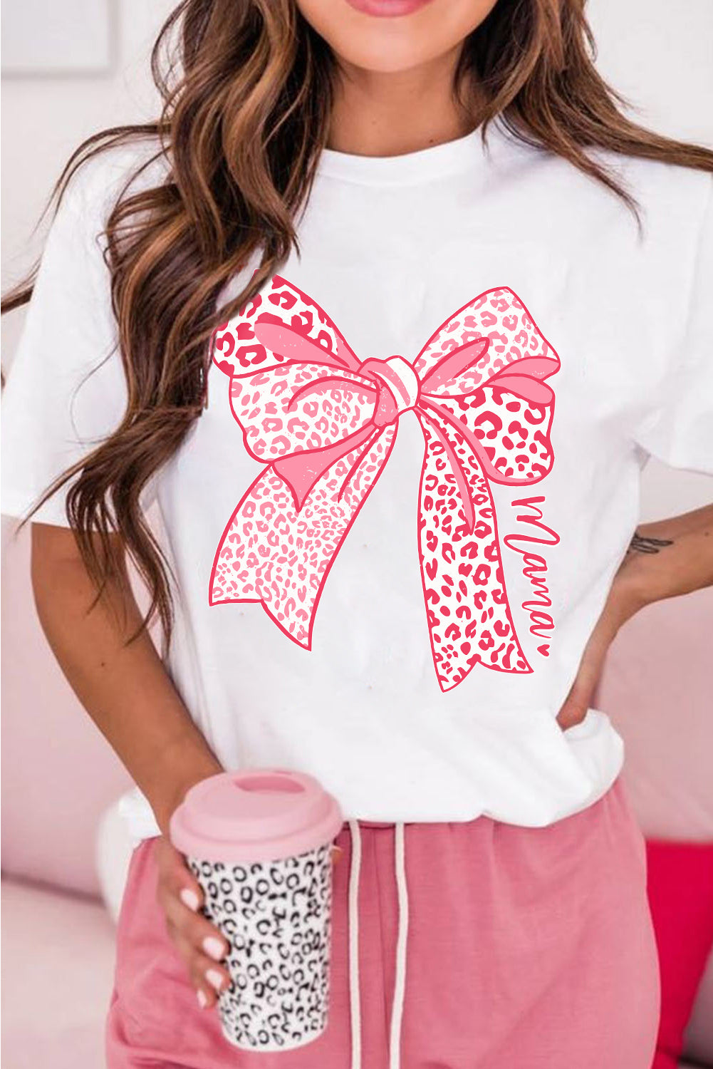 Weißes T-Shirt mit Leopardenmuster und Schleife zum Muttertag