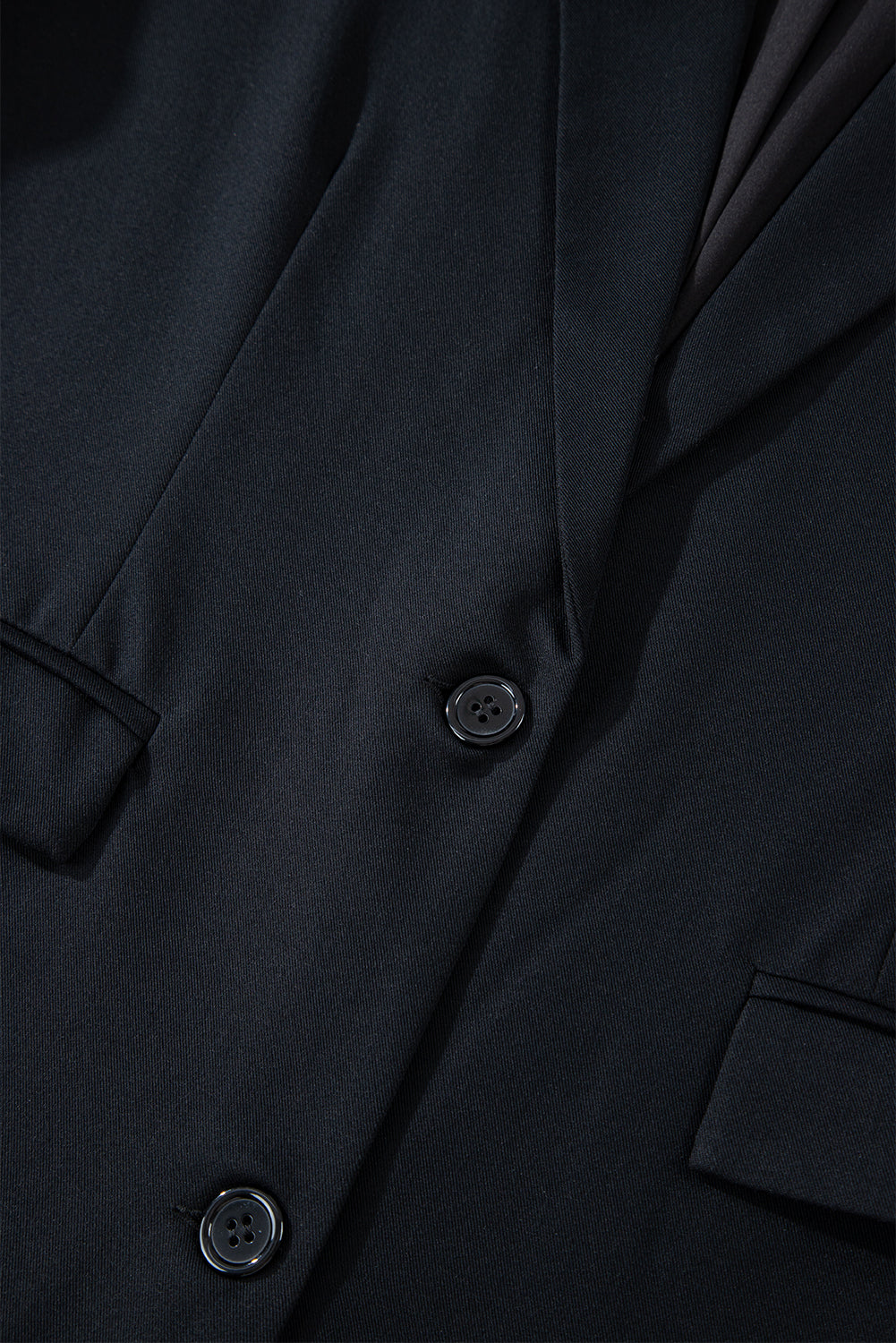 Schwarzer Blazer mit Revers, Pattentasche und Knöpfen