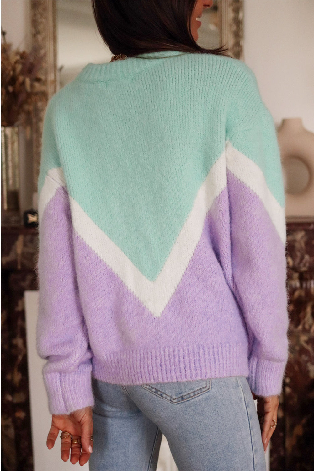 Grüner Pullover mit Chevron-Farbblock und überschnittener Schulter im Rippenstrick