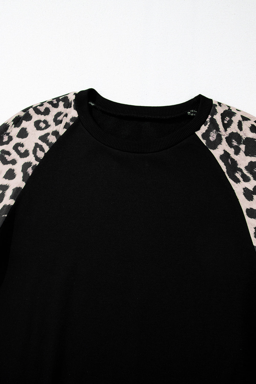 Schwarzes Sweatshirt mit Raglanärmeln und Farbblockdesign mit Leopardenmuster