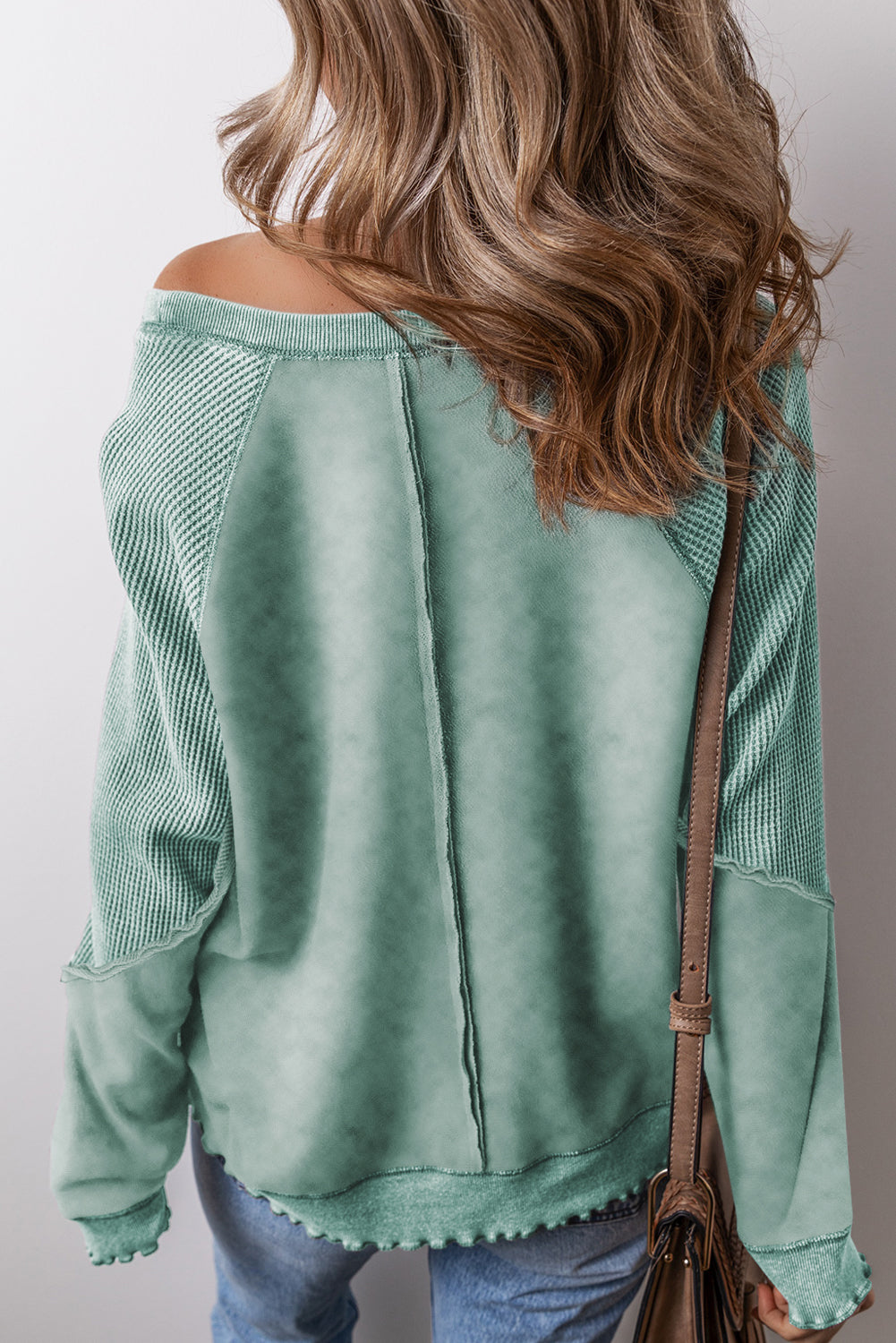 Mineralblaues, einfarbiges Sweatshirt mit Waffelstrick und Patchwork-Raglanärmeln