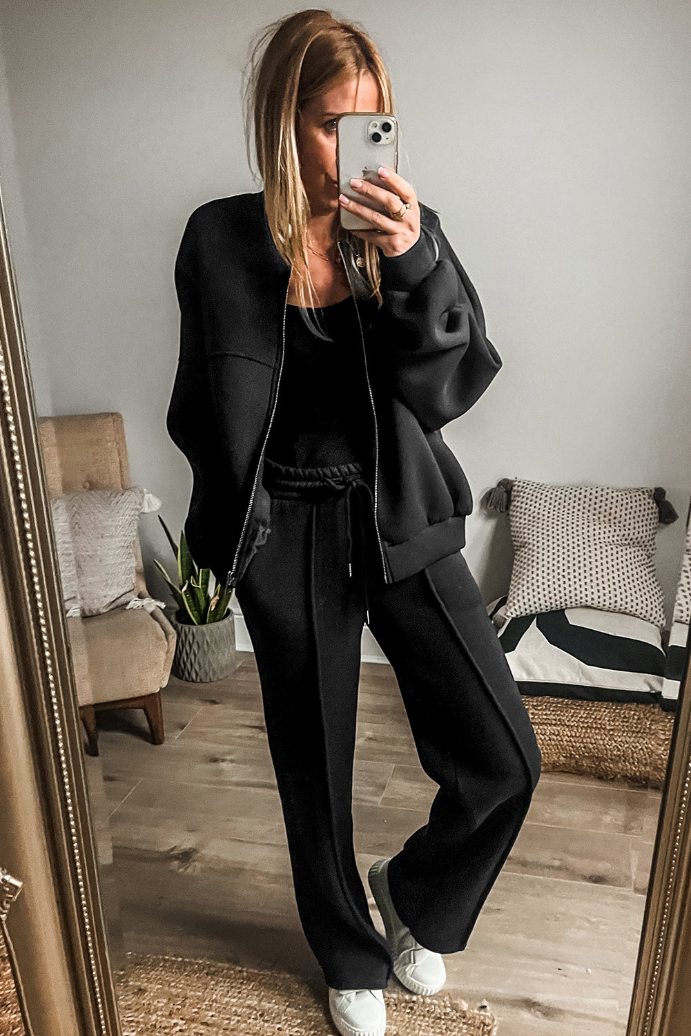 Schwarzes Set mit Jacke mit durchgehenden Nähten und Reißverschluss und Hose mit Kordelzug in der Taille
