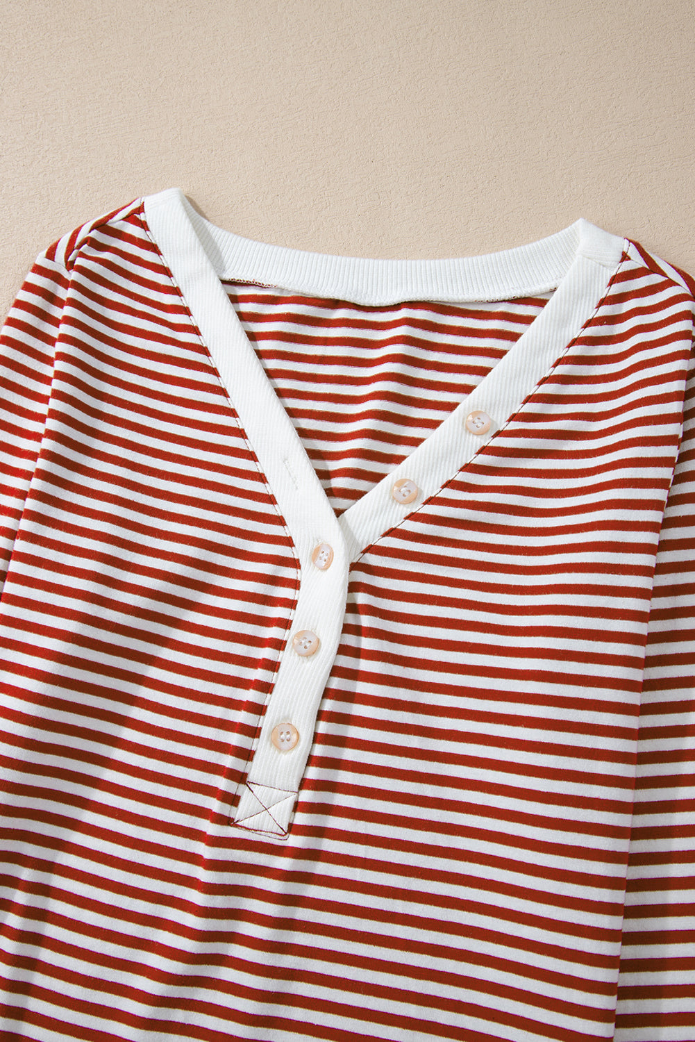 Lounge-Set mit rotem Streifenmuster, geknöpftem V-Ausschnitt und Hose mit geknoteter Taille