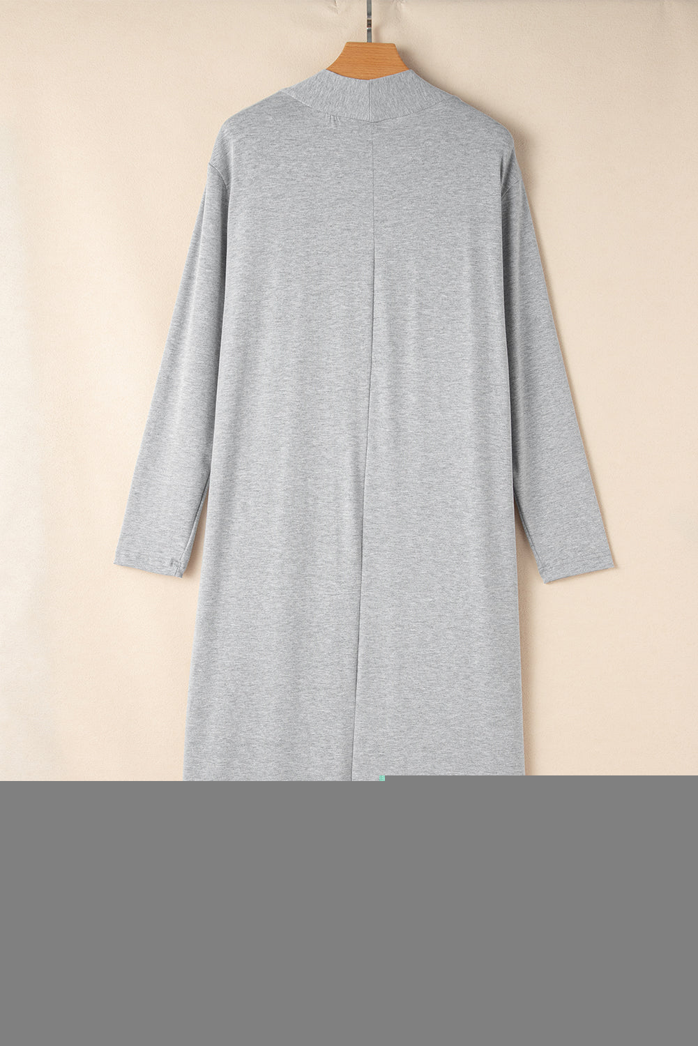 Hellgraues Lounge-Set mit langer Strickjacke und engen Hosen