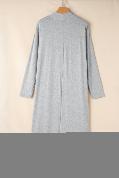 Hellgraues Lounge-Set mit langer Strickjacke und engen Hosen