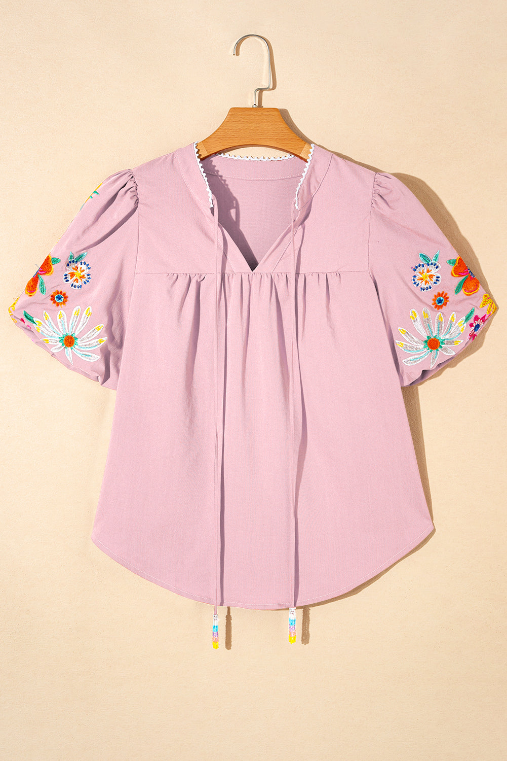 Rosa Bluse mit Blumenstickerei, Puffärmeln und Schlitz am Ausschnitt